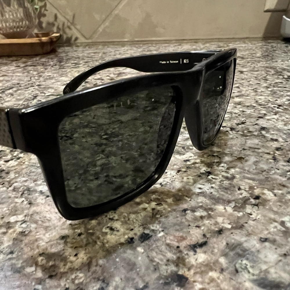 Heatwave Vise Sunglasses - Black/Smoke